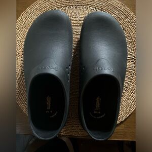 Black tredsafe clogs